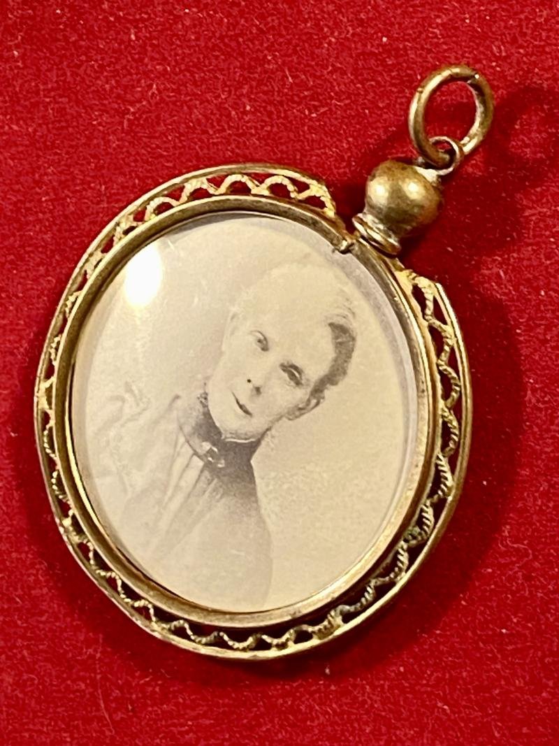 Antique Victorian Glazed Double Sided Photo Pendant with Pierced Gilt Brass Circular Frame. — image 7