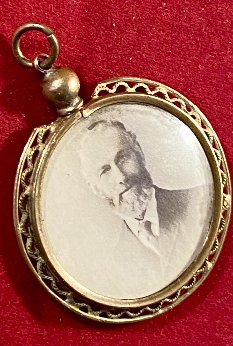 Antique Victorian Glazed Double Sided Photo Pendant with Pierced Gilt Brass Circular Frame. — image 8