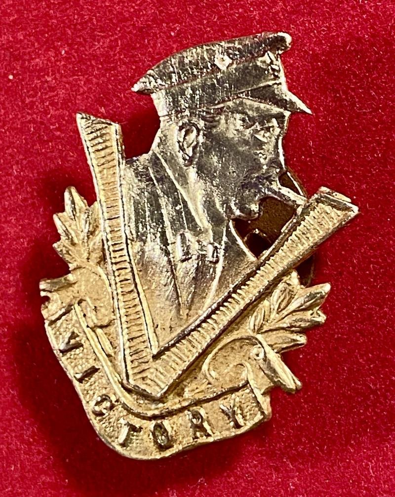 Scarce WW2 Winston Churchill 'V' for Victory Patriotic Gilt Brass Lapel Badge — image 2