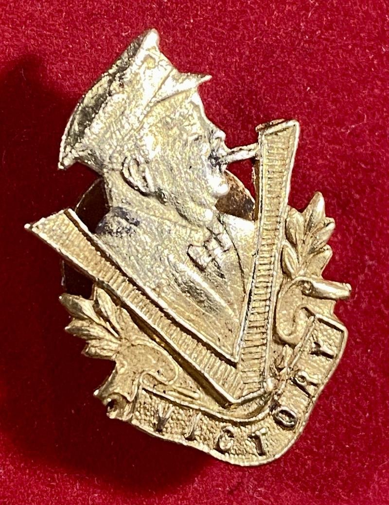 Scarce WW2 Winston Churchill 'V' for Victory Patriotic Gilt Brass Lapel Badge — image 3