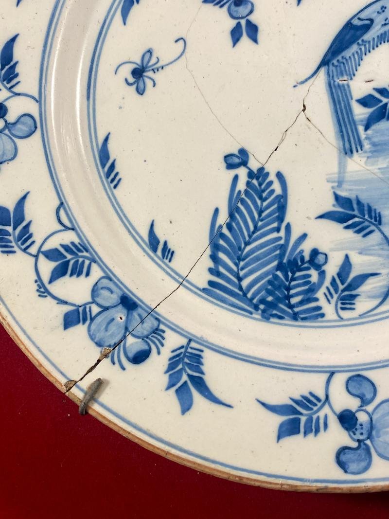 Antique Mid 18th Century 'Chinoiserie' Delftware Plate Depicting a Bird and Flowers c1750 — image 3