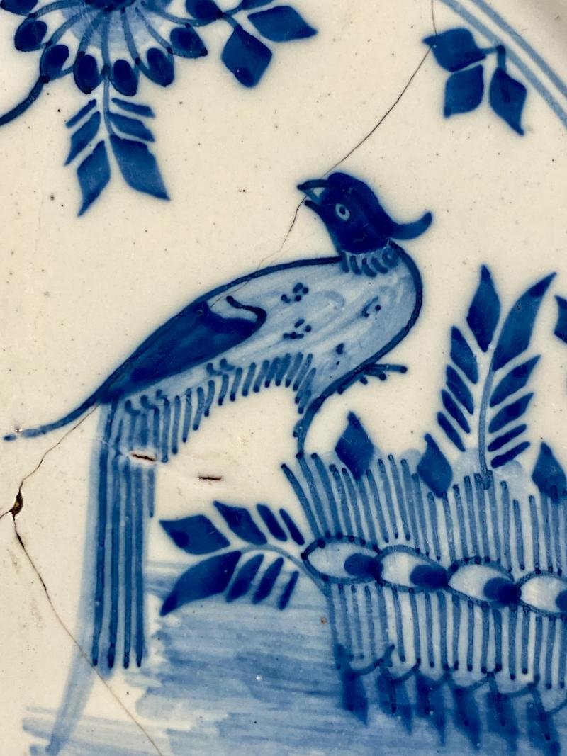 Antique Mid 18th Century 'Chinoiserie' Delftware Plate Depicting a Bird and Flowers c1750 — image 4