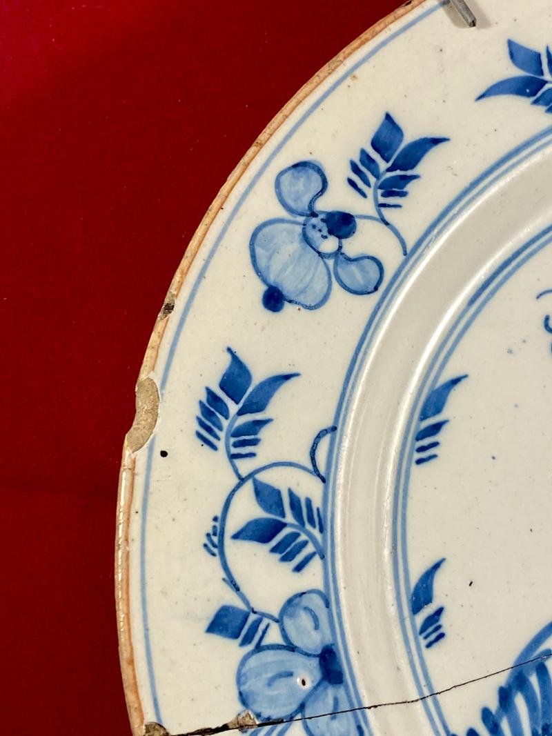 Antique Mid 18th Century 'Chinoiserie' Delftware Plate Depicting a Bird and Flowers c1750 — image 5