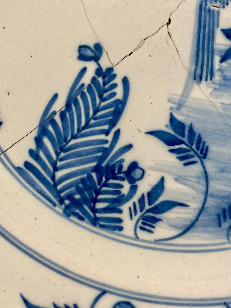 Antique Mid 18th Century 'Chinoiserie' Delftware Plate Depicting a Bird and Flowers c1750 — image 8