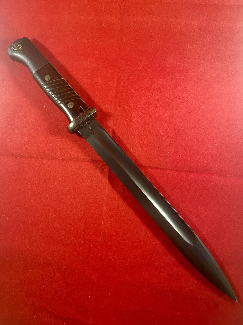 Fine WW2 German K-98 or M1884-98 III Bayonet by Carl Eickhorn with Bakelite Grip and Matching S/No. 1000 dated 1940 — image 4