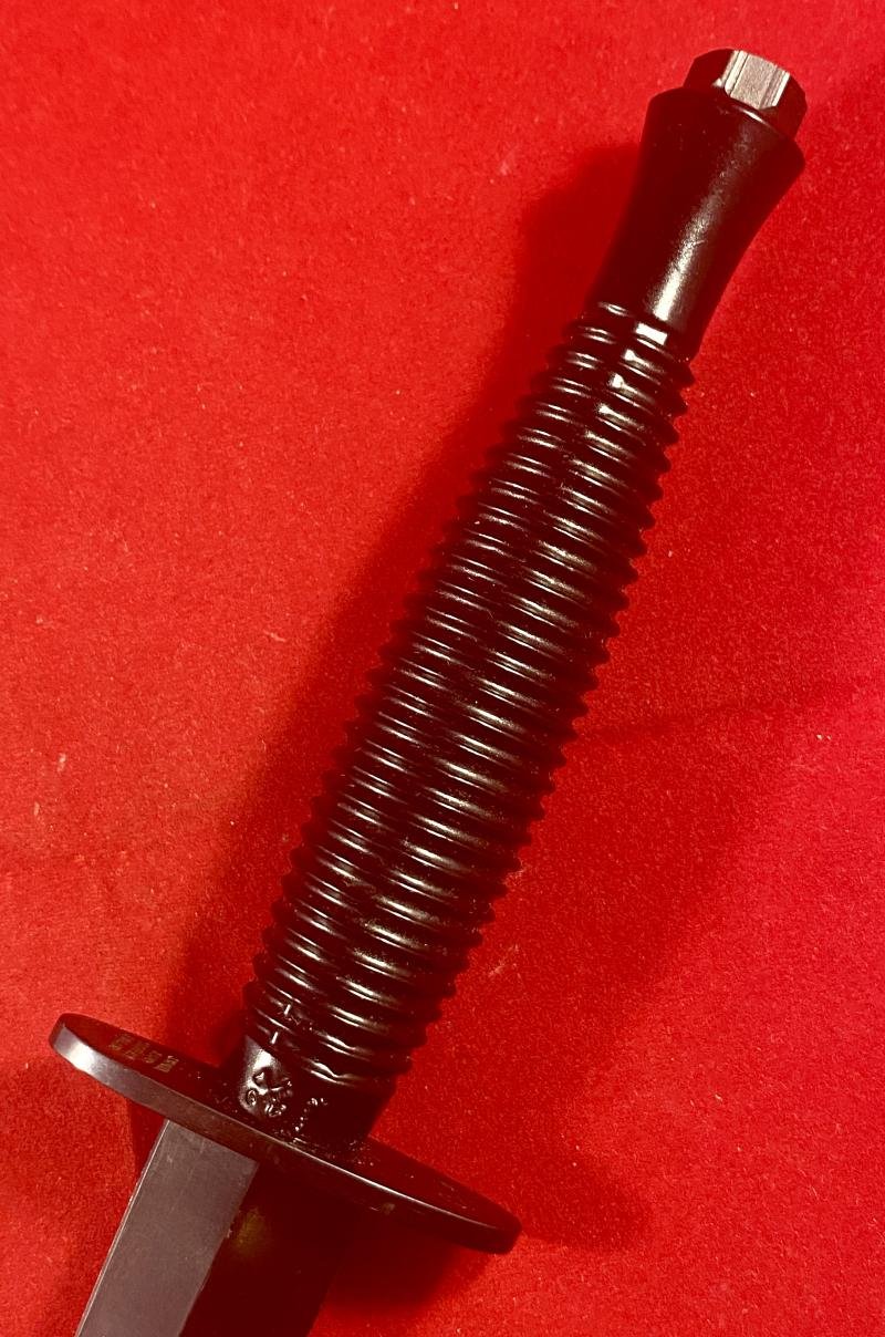 Rare 21st Parachute Regiment - 50th Anniversary of Arnhem Presentation Box to a Malcolm Van White, that contains a FS Knife and Para Patches — image 10