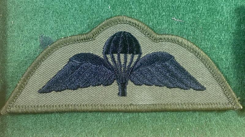 Rare 21st Parachute Regiment - 50th Anniversary of Arnhem Presentation Box to a Malcolm Van White, that contains a FS Knife and Para Patches — image 6