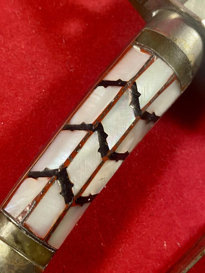 Beautiful 19th Century 'Hybrid' Indo Persian Pesh-Kabz (Chura) Dagger with Ornately Engraved Blade and D Knuckle Guard — image 10