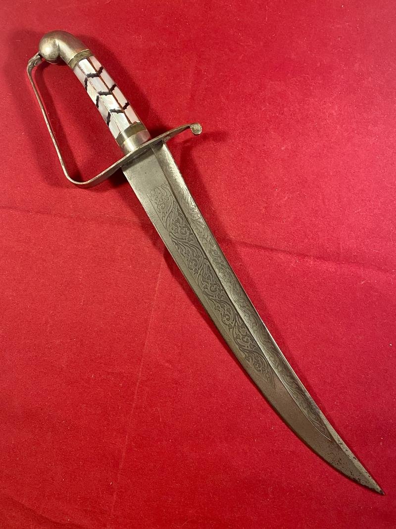 Beautiful 19th Century 'Hybrid' Indo Persian Pesh-Kabz (Chura) Dagger with Ornately Engraved Blade and D Knuckle Guard — image 2