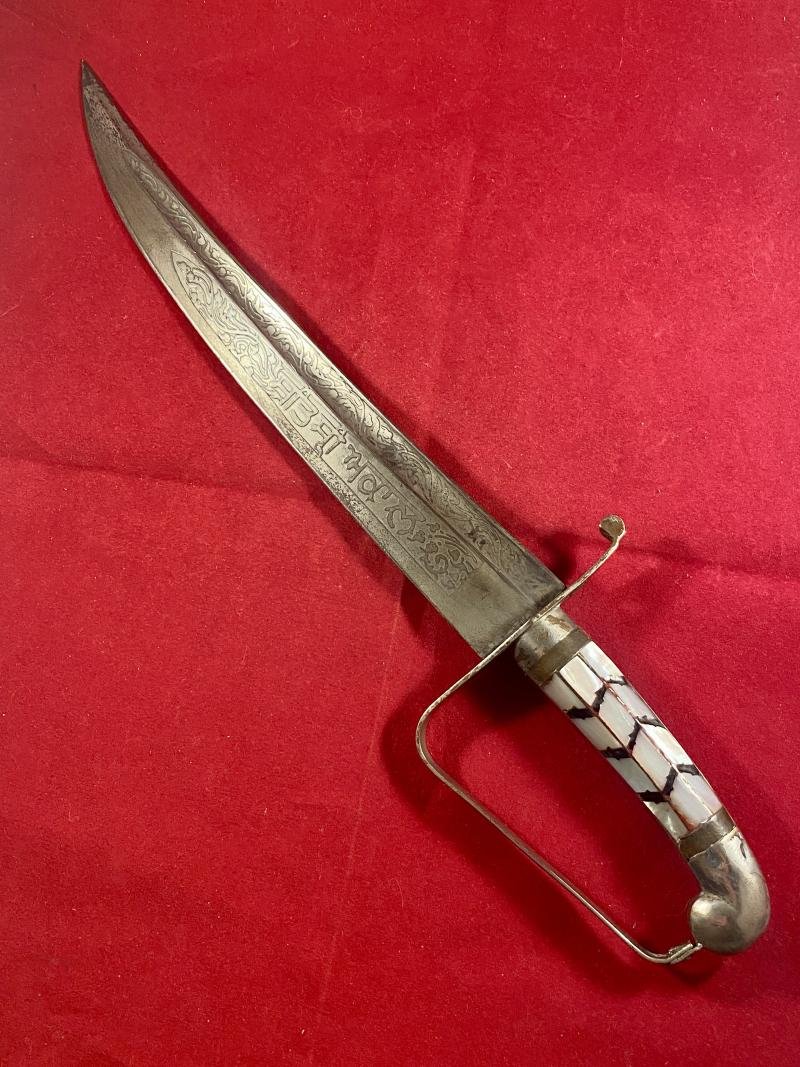 Beautiful 19th Century 'Hybrid' Indo Persian Pesh-Kabz (Chura) Dagger with Ornately Engraved Blade and D Knuckle Guard — image 3