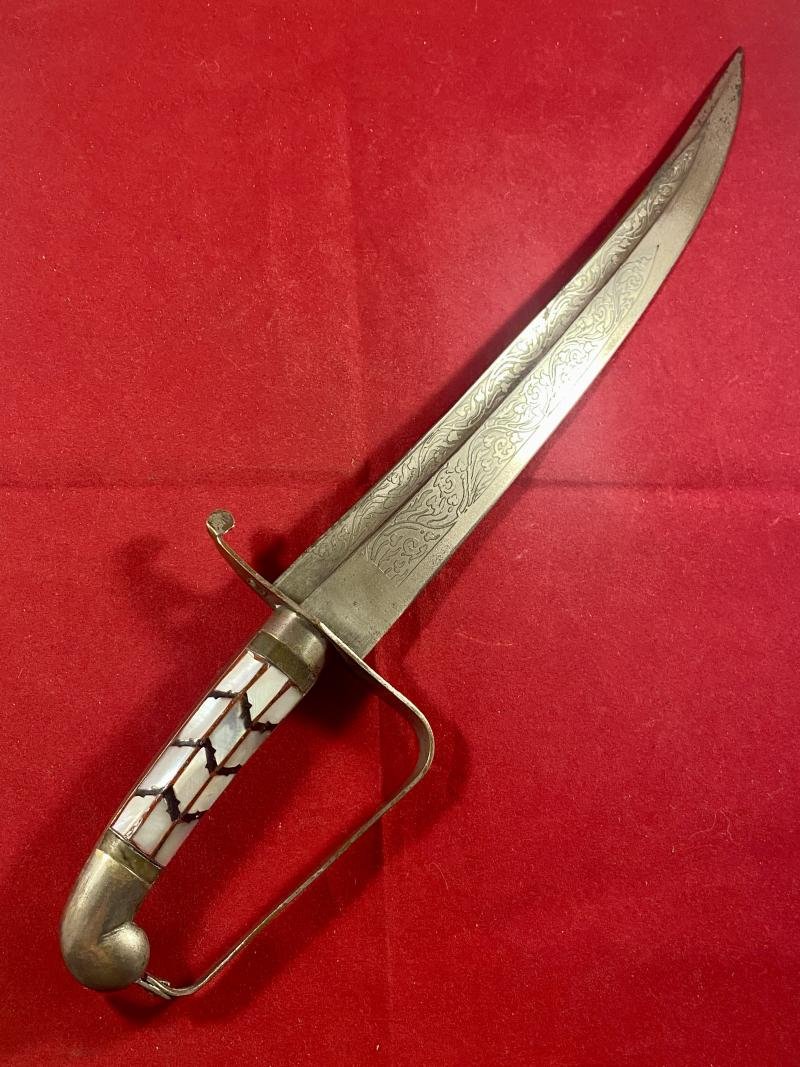 Beautiful 19th Century 'Hybrid' Indo Persian Pesh-Kabz (Chura) Dagger with Ornately Engraved Blade and D Knuckle Guard — image 4