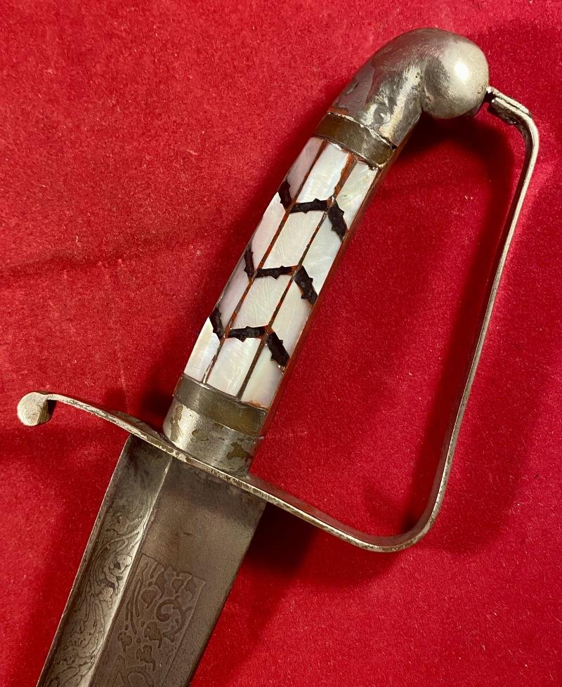 Beautiful 19th Century 'Hybrid' Indo Persian Pesh-Kabz (Chura) Dagger with Ornately Engraved Blade and D Knuckle Guard — image 5