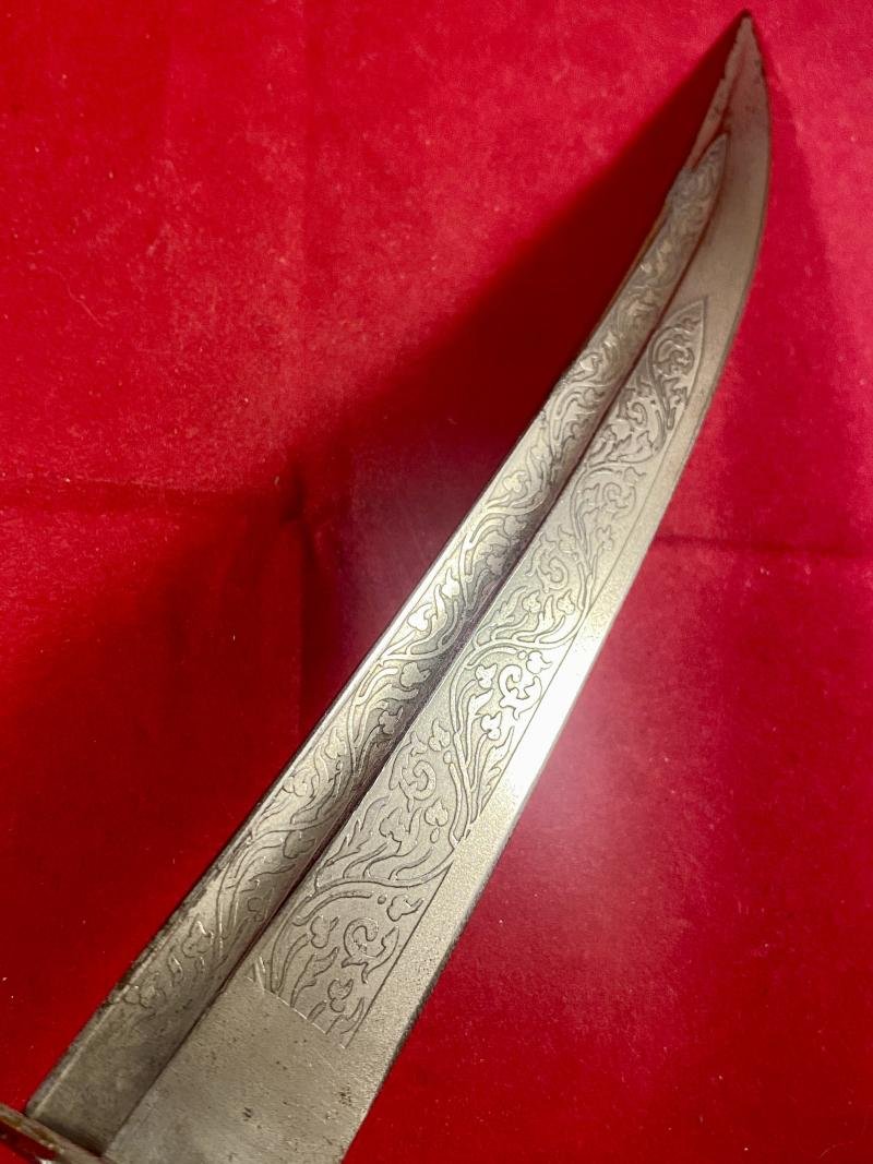 Beautiful 19th Century 'Hybrid' Indo Persian Pesh-Kabz (Chura) Dagger with Ornately Engraved Blade and D Knuckle Guard — image 6