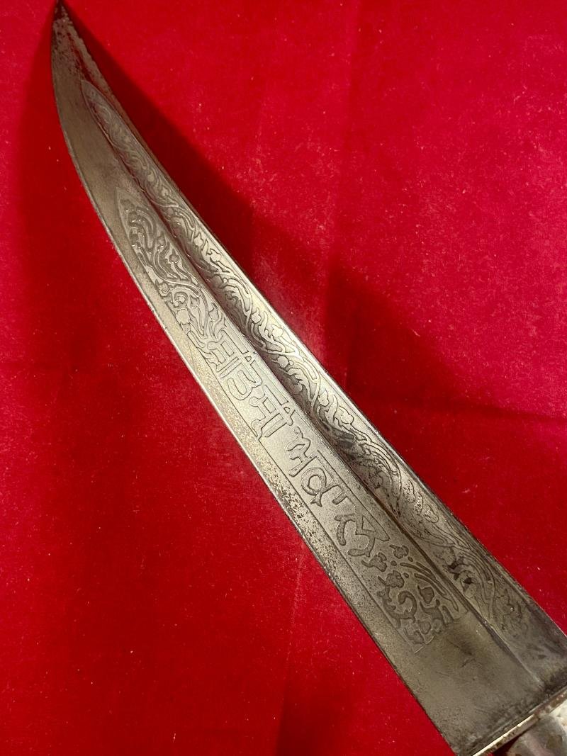 Beautiful 19th Century 'Hybrid' Indo Persian Pesh-Kabz (Chura) Dagger with Ornately Engraved Blade and D Knuckle Guard — image 7