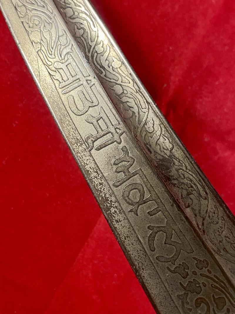 Beautiful 19th Century 'Hybrid' Indo Persian Pesh-Kabz (Chura) Dagger with Ornately Engraved Blade and D Knuckle Guard — image 8