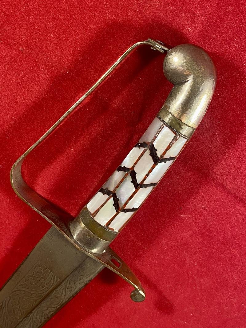 Beautiful 19th Century 'Hybrid' Indo Persian Pesh-Kabz (Chura) Dagger with Ornately Engraved Blade and D Knuckle Guard — image 9