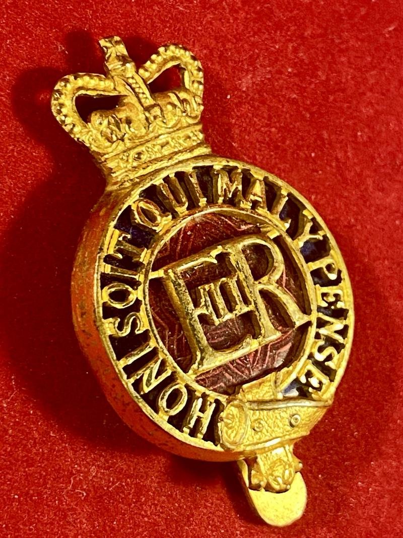 Original Household Cavalry Warrant Officer's EIIR Gilt and Enamel Cap Badge — image 2
