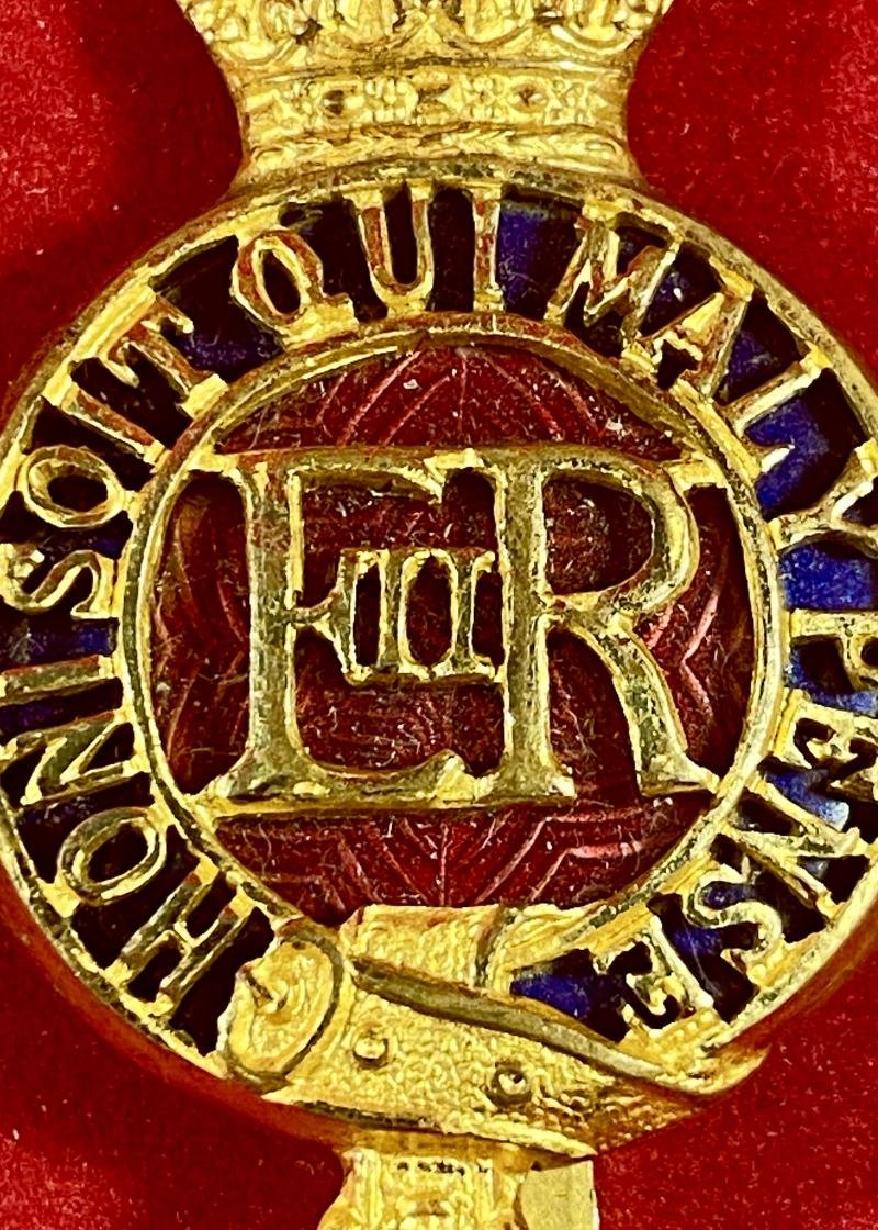 Original Household Cavalry Warrant Officer's EIIR Gilt and Enamel Cap Badge — image 4