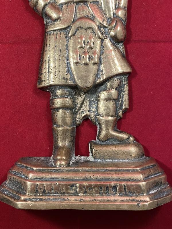 Victorian Scottish Cast Brass Doorstop Depicting a Scottish Soldier in Military Uniform - BONNIE SCOTLAND — image 3