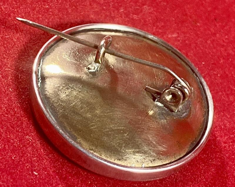 WW1 The Kings Royal Rifles Silver Rimmed, Gilt Brass, Enamel and Mother of Pearl Sweetheart Brooch — image 8