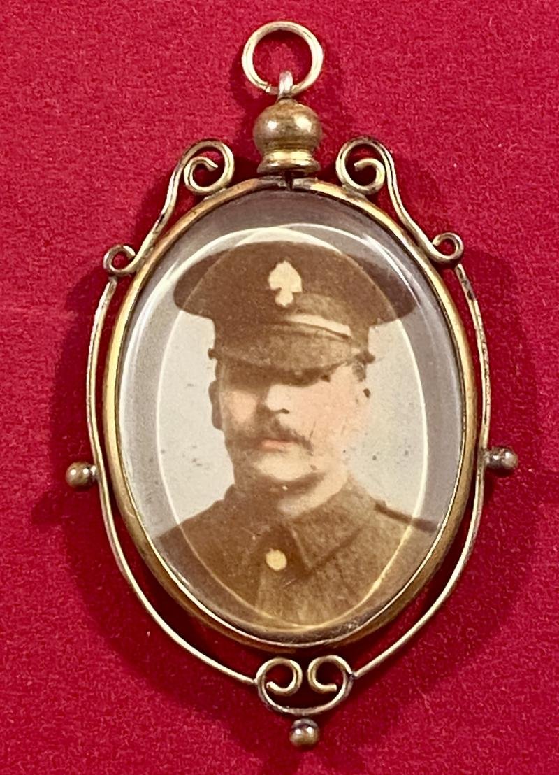 Impressive WW1 Sweetheart Gilt Brass Framed Glass Pendant with a Photo of a Royal Fusiliers Officer — image 5
