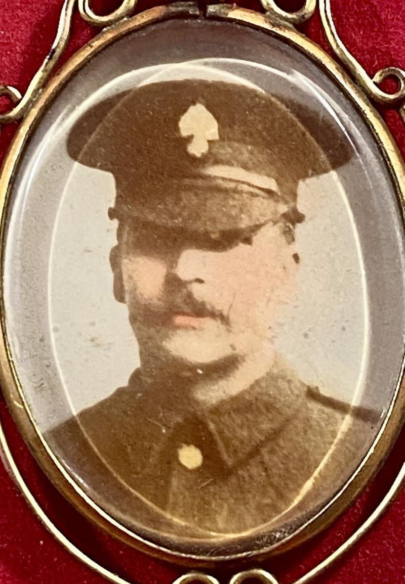 Impressive WW1 Sweetheart Gilt Brass Framed Glass Pendant with a Photo of a Royal Fusiliers Officer — image 6