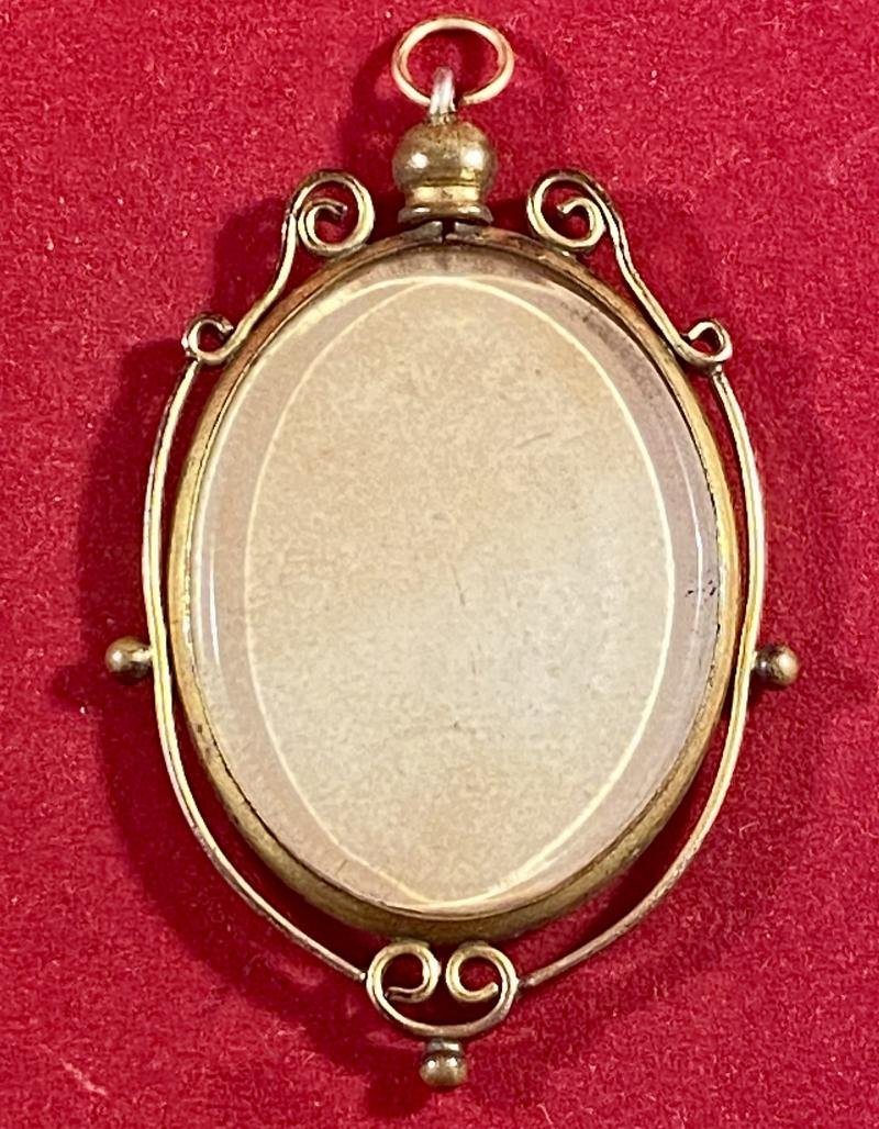 Impressive WW1 Sweetheart Gilt Brass Framed Glass Pendant with a Photo of a Royal Fusiliers Officer — image 7