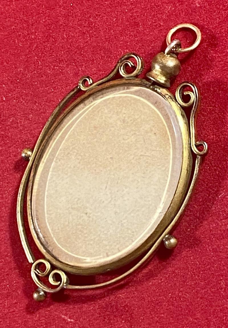 Impressive WW1 Sweetheart Gilt Brass Framed Glass Pendant with a Photo of a Royal Fusiliers Officer — image 8