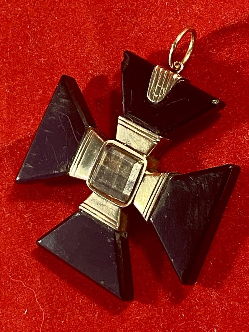 Rare Georgian Period Gold and Whitby Jet Maltese Cross Pendant c1830 — image 3