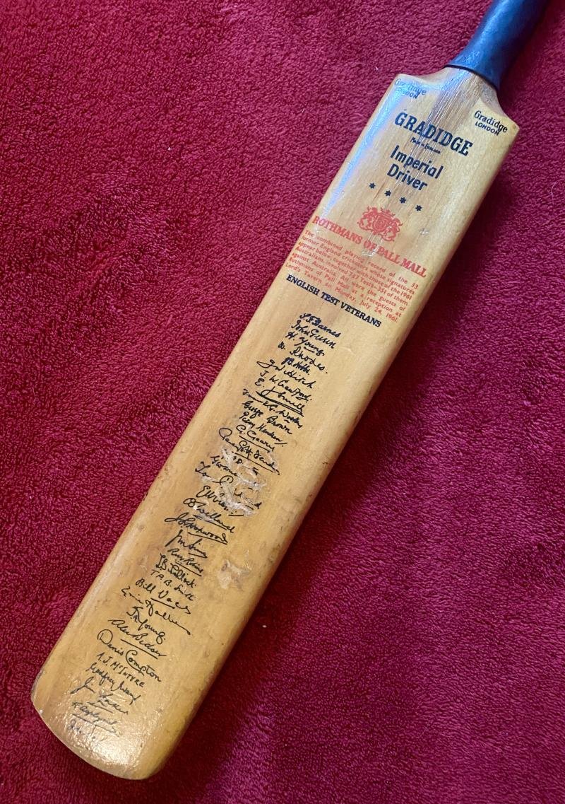 Rare Vintage Gradidge Facsimile Signed English Test Veterans and 1961 Australian Touring Team Miniature Cricket Bat — image 3