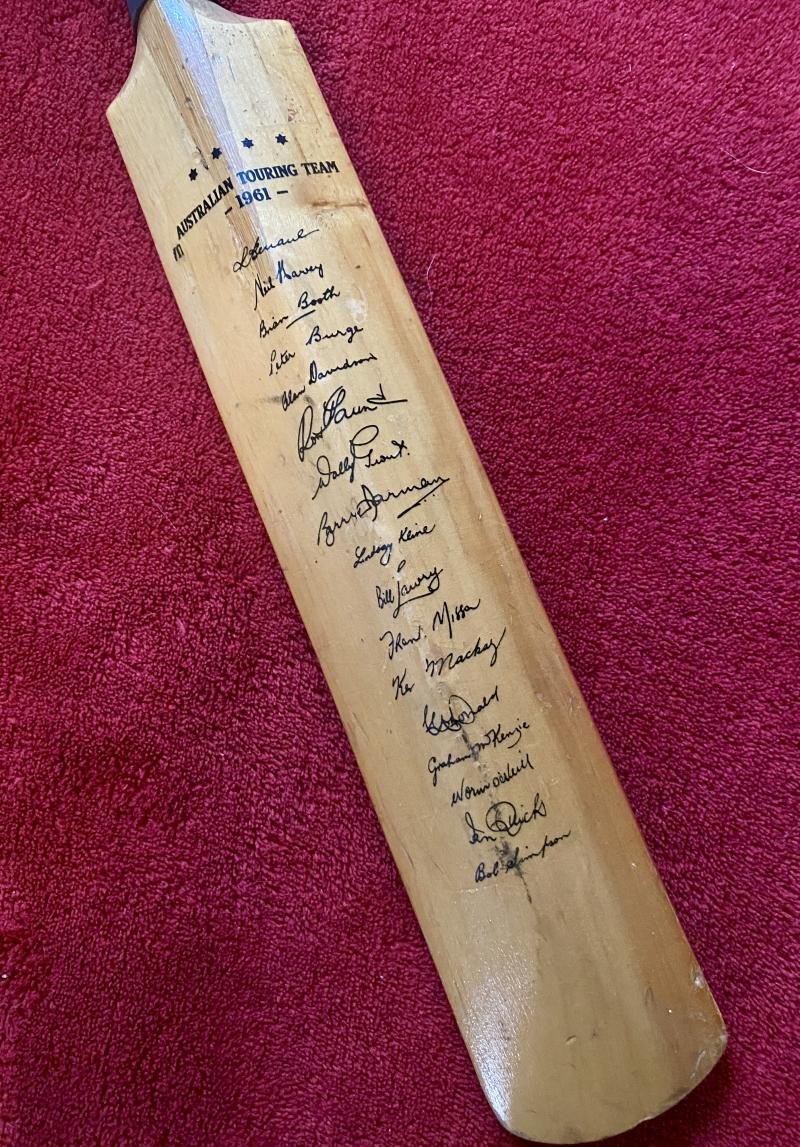Rare Vintage Gradidge Facsimile Signed English Test Veterans and 1961 Australian Touring Team Miniature Cricket Bat — image 4