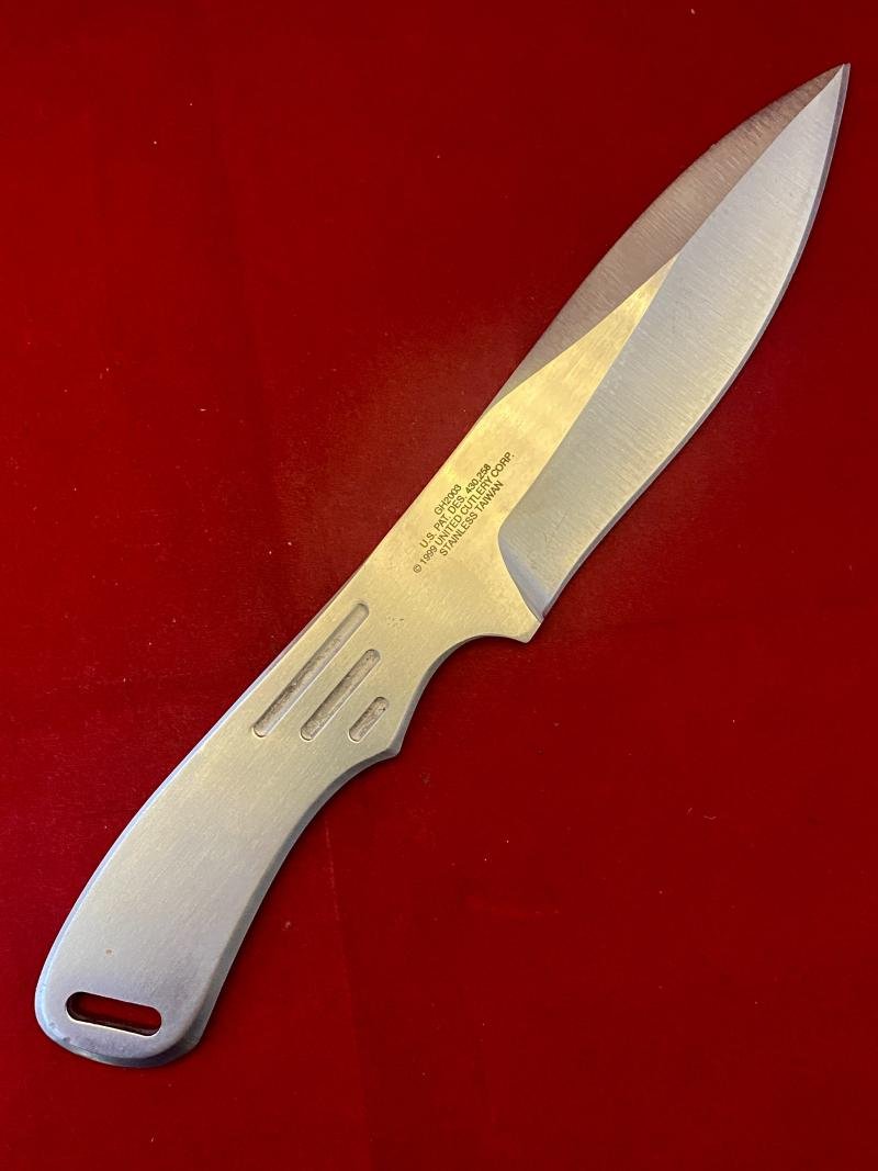 Mint Set of Three Gil Hibben Designed 8.6' Stainless Steel Throwing Knifes with Nylon Belt Sheath by United Cutlery, c2000 — image 6