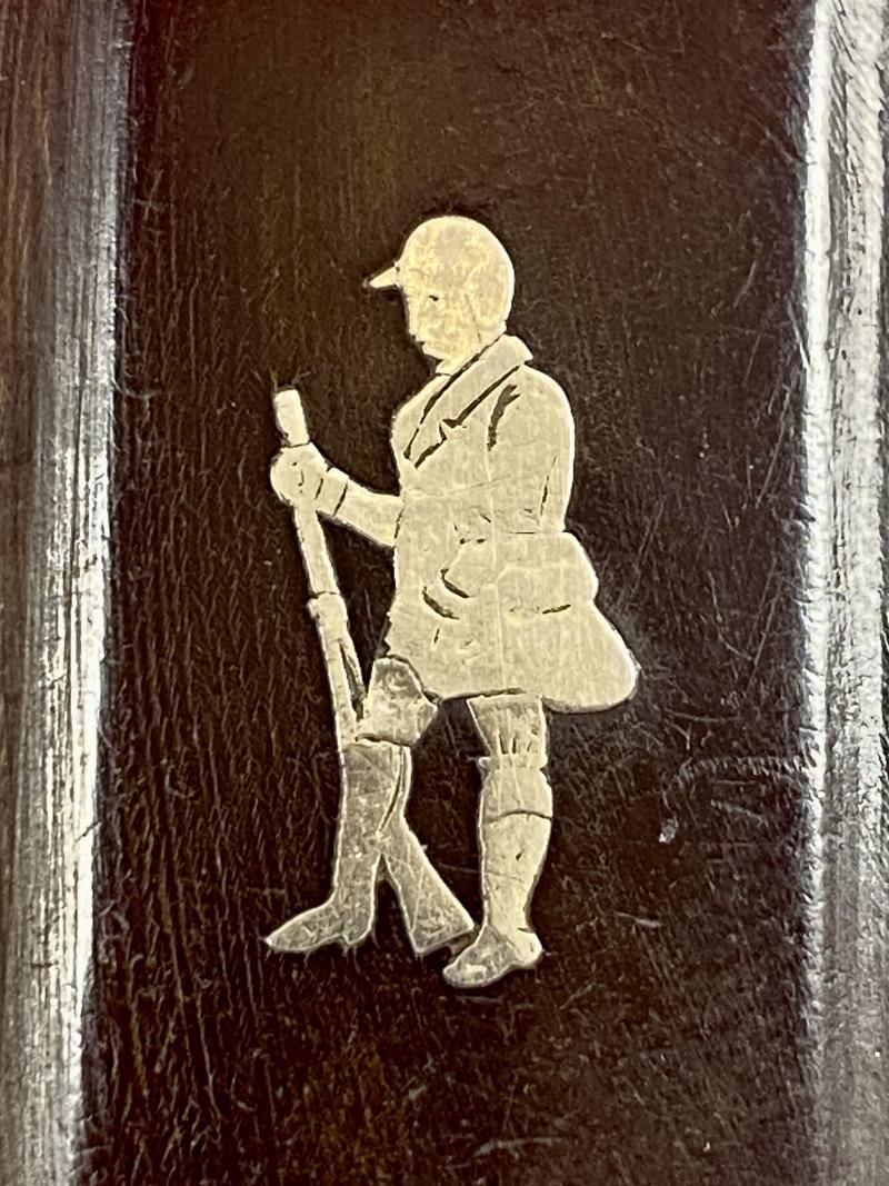 Charming Small Victorian Horn Snuff Box with the Figure of a Man Holding his Shotgun inlaid in Silver on the Lid — image 2