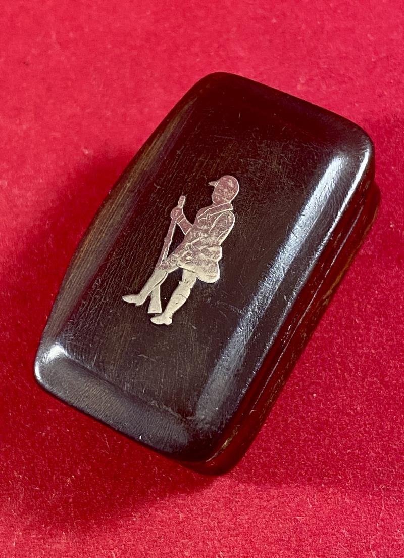 Charming Small Victorian Horn Snuff Box with the Figure of a Man Holding his Shotgun inlaid in Silver on the Lid — image 3