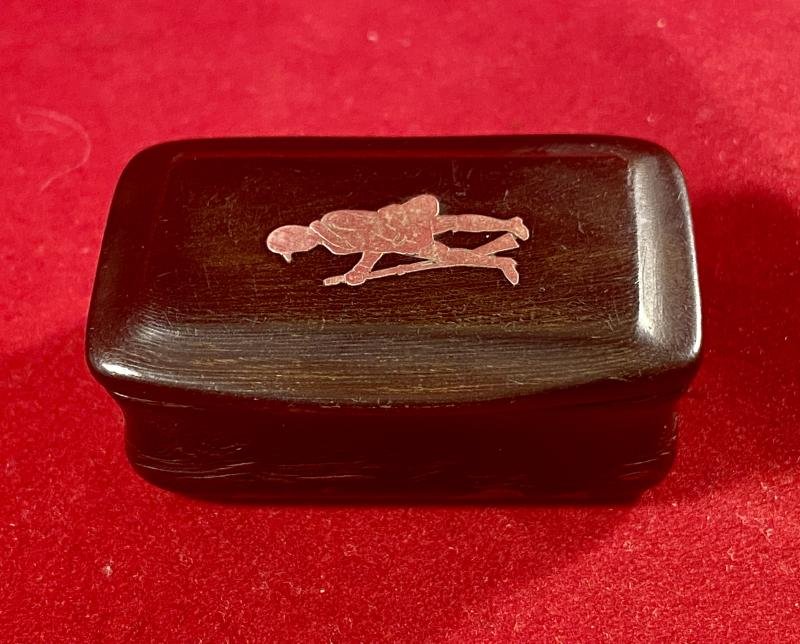 Charming Small Victorian Horn Snuff Box with the Figure of a Man Holding his Shotgun inlaid in Silver on the Lid — image 4