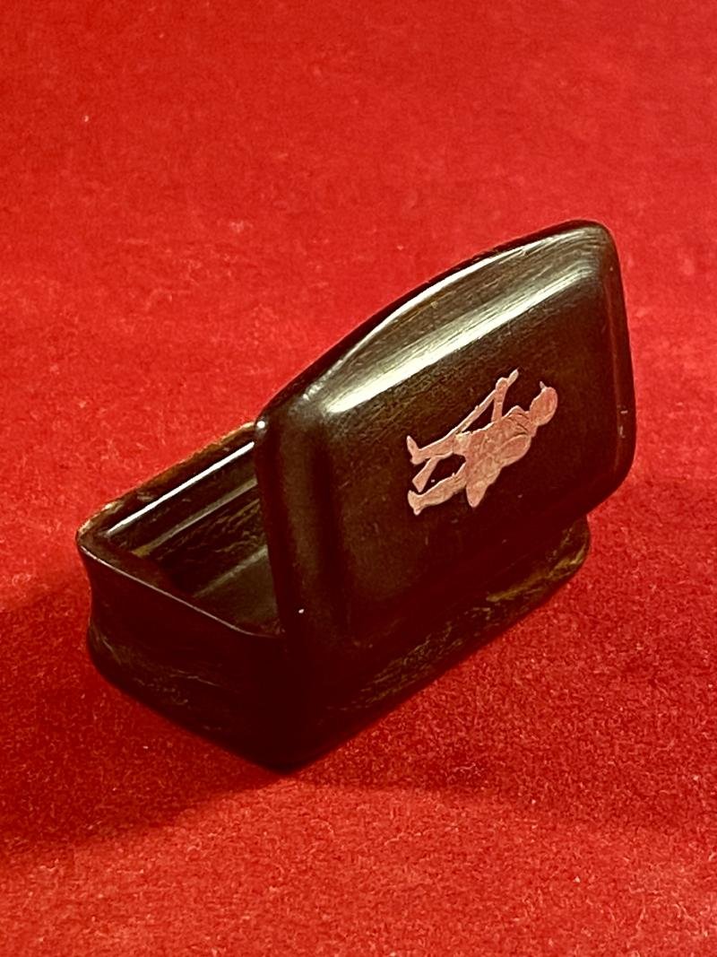 Charming Small Victorian Horn Snuff Box with the Figure of a Man Holding his Shotgun inlaid in Silver on the Lid — image 5