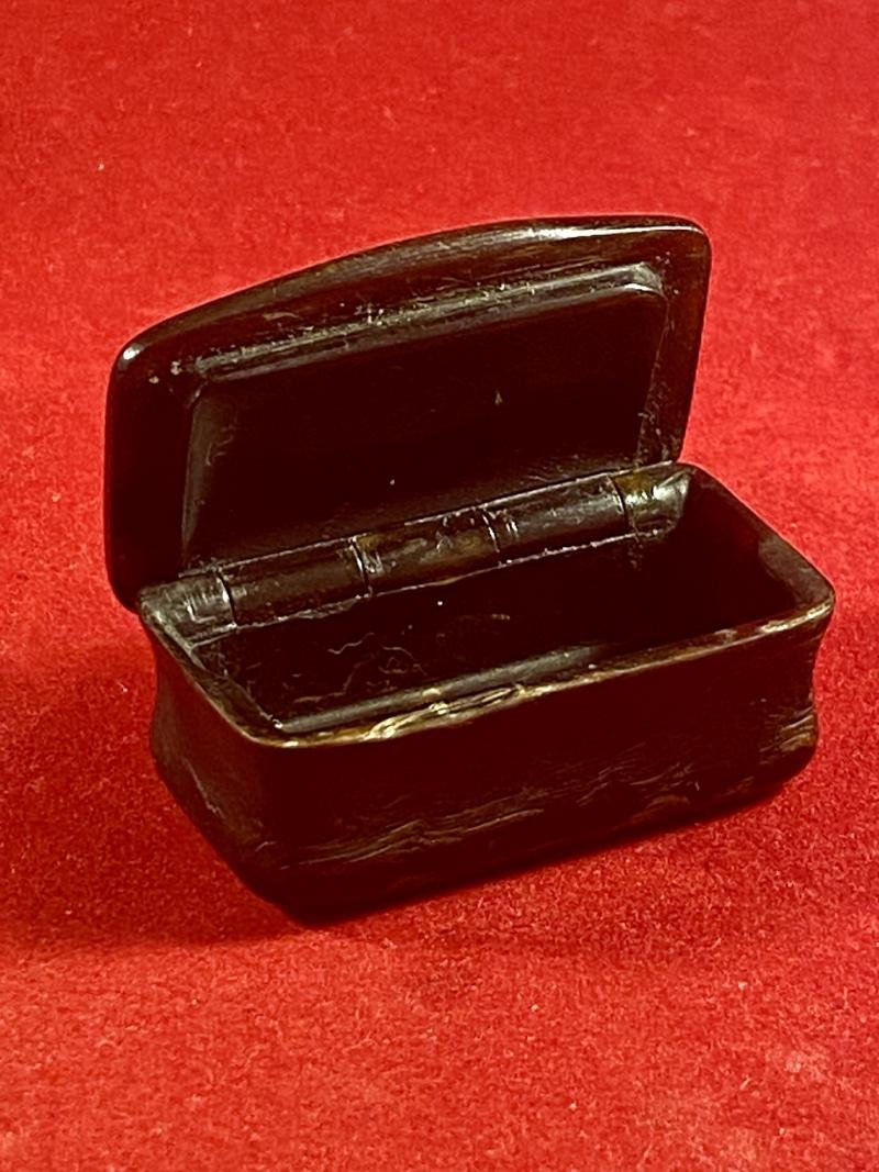 Charming Small Victorian Horn Snuff Box with the Figure of a Man Holding his Shotgun inlaid in Silver on the Lid — image 6