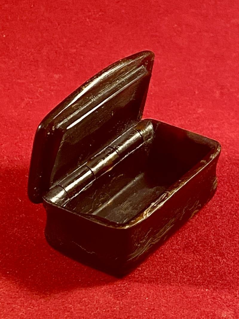 Charming Small Victorian Horn Snuff Box with the Figure of a Man Holding his Shotgun inlaid in Silver on the Lid — image 7