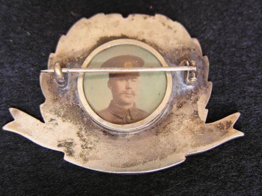 WWI Norfolk Regiment Cap Badge Sweet Heart — image 2