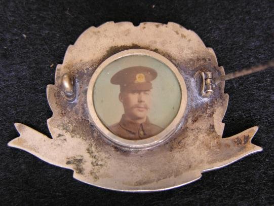 WWI Norfolk Regiment Cap Badge Sweet Heart — image 3