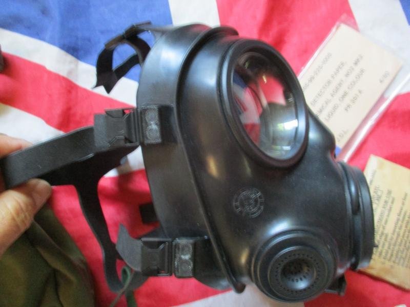 1991 AVON BRiTiSH army ISSUE respirator gas mask S10 SIZE 2 MEDIUM & PLCE POUCH — image 3