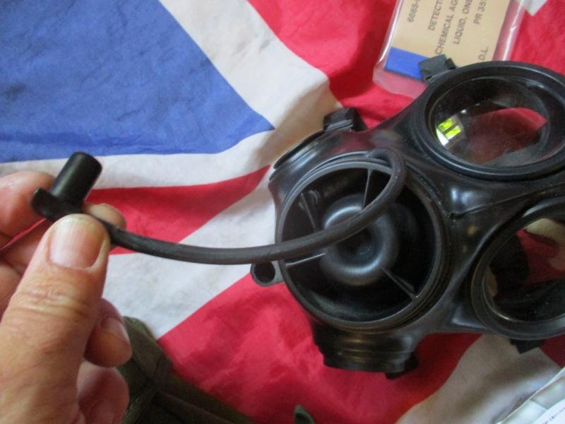 1991 AVON BRiTiSH army ISSUE respirator gas mask S10 SIZE 2 MEDIUM & PLCE POUCH — image 5