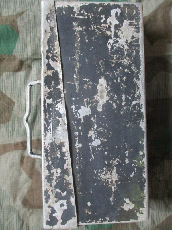genuine WW2 GERMAN ARMY / WAFFEN SS / luftwaffe GREY ALLOY MG42 MG34 AMMO CAN /TIN — image 2
