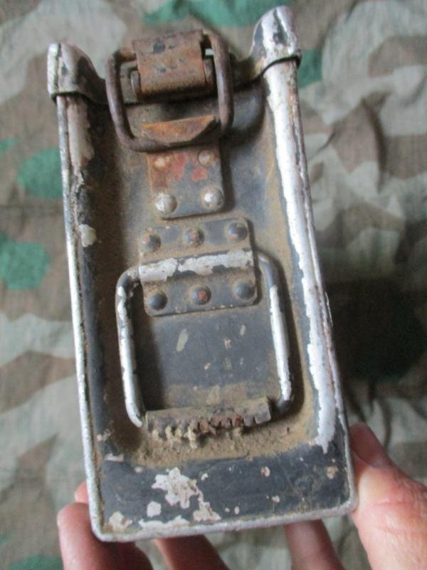 genuine WW2 GERMAN ARMY / WAFFEN SS / luftwaffe GREY ALLOY MG42 MG34 AMMO CAN /TIN — image 3