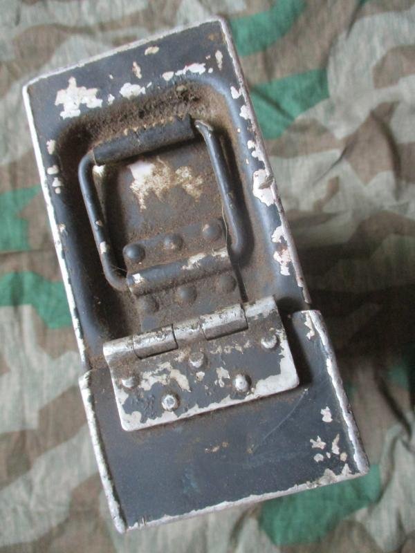 genuine WW2 GERMAN ARMY / WAFFEN SS / luftwaffe GREY ALLOY MG42 MG34 AMMO CAN /TIN — image 4