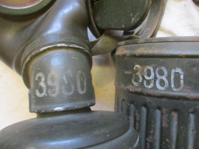 1942 ORIGINAL real GENUINE WW2 GERMAN ARMY / WSS TIN & STRAPS & 1941 GAS MASK — image 2