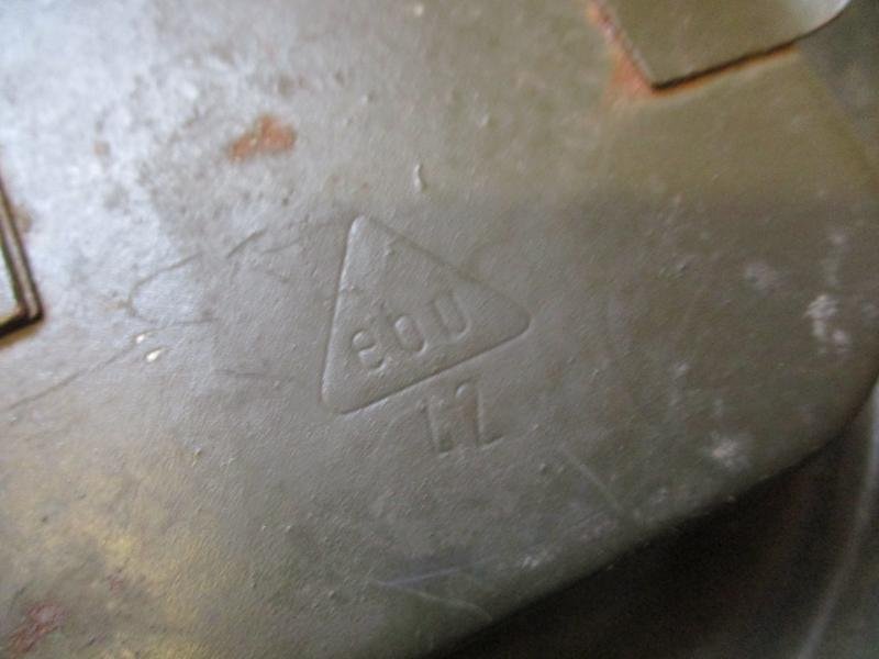 1942 ORIGINAL real GENUINE WW2 GERMAN ARMY / WSS TIN & STRAPS & 1941 GAS MASK — image 3