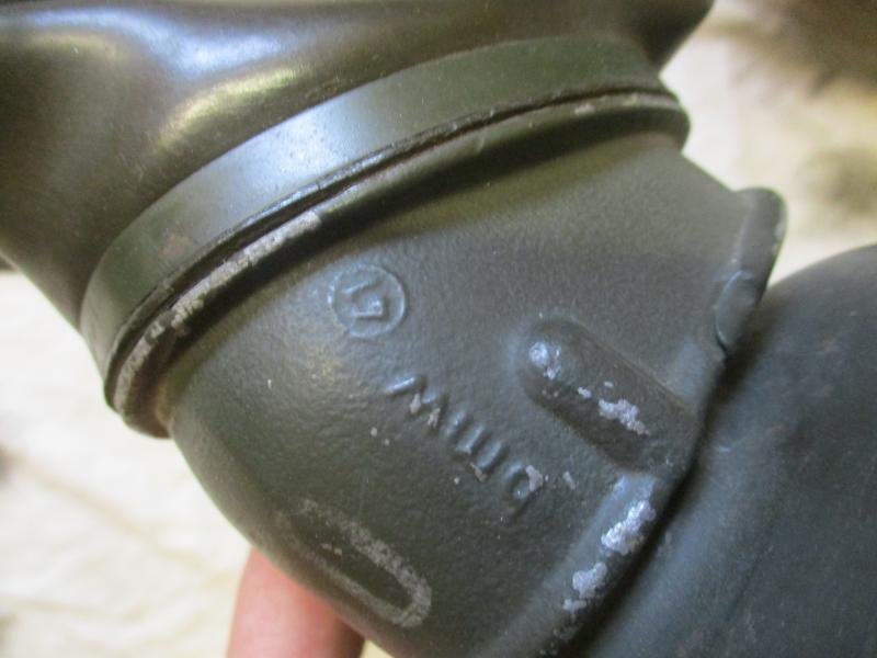 1942 ORIGINAL real GENUINE WW2 GERMAN ARMY / WSS TIN & STRAPS & 1941 GAS MASK — image 4