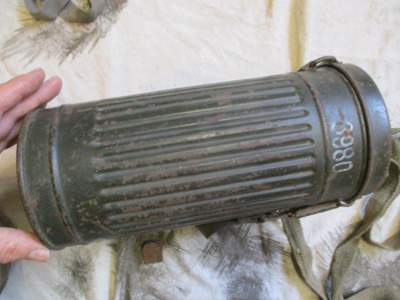 1942 ORIGINAL real GENUINE WW2 GERMAN ARMY / WSS TIN & STRAPS & 1941 GAS MASK — image 5