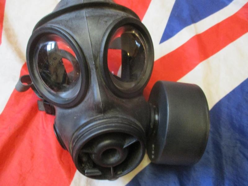 1991 AVON BRiTiSH army ISSUE respirator gas mask S10 SIZE 4 small & plce POUCH & 58 bottle — image 2